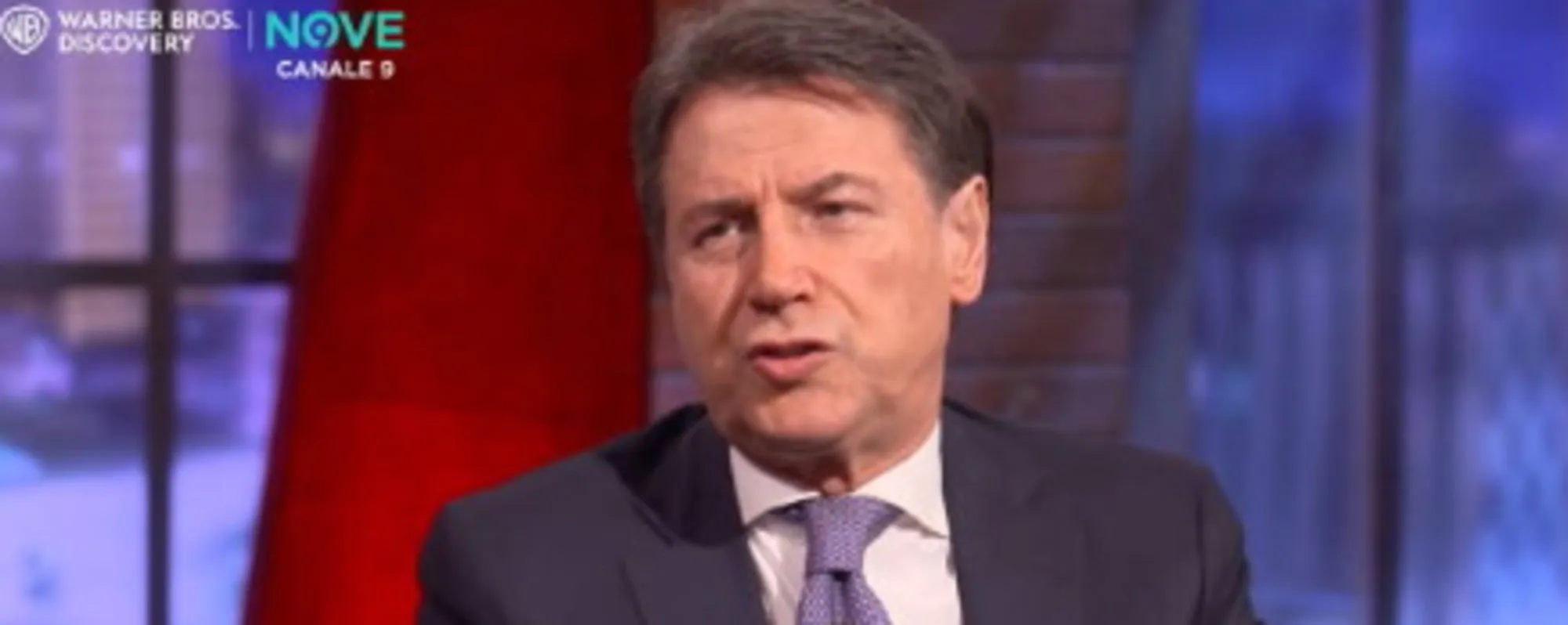 "L'abbiamo fatta noi". Conte riesuma il reddito grillino, poi la frecciata a Schlein: show sul Nove