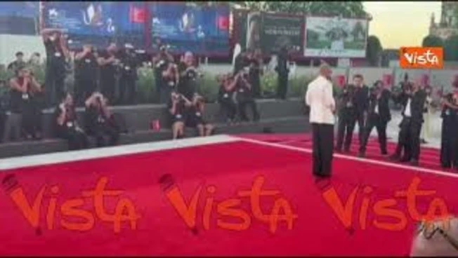 Venezia 83, Ricky Martin sul red carpet. L'artista portoricano interprete del film “Hombre al agua"