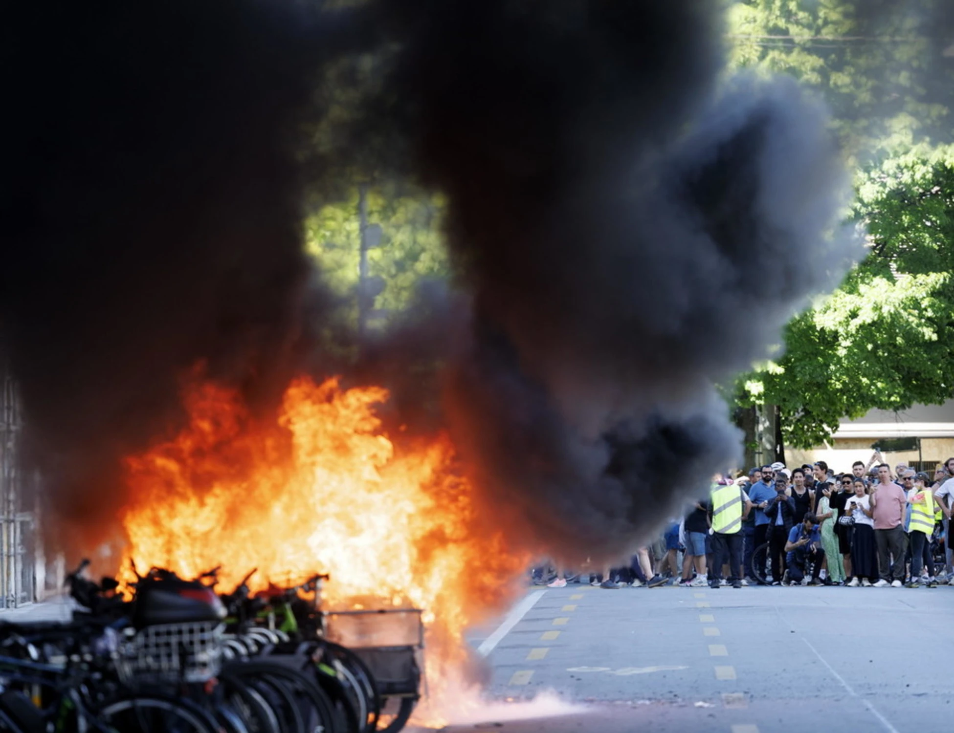G7, il ritorno dei black bloc:  violenti rossi incendiano Ginevra