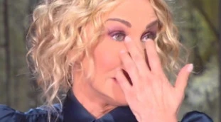È sempre mezzogiorno, il dramma travolge Antonella Clerici in studio: "Sono una di voi, scusatemi". Lacrime e stop alla diretta