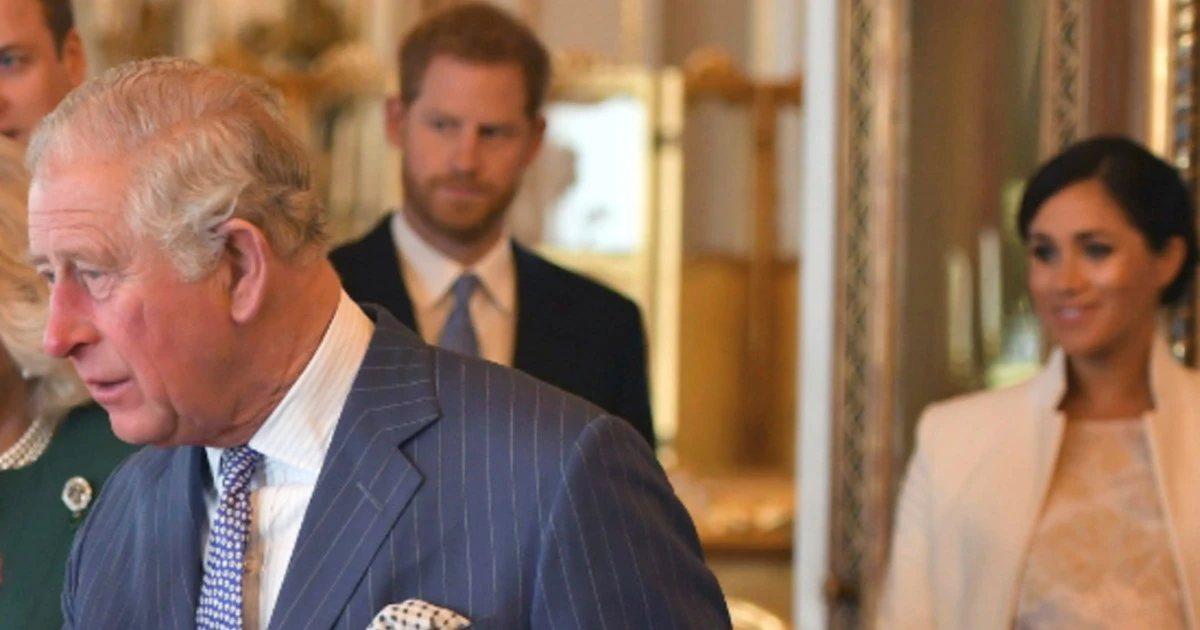Re Carlo, la prima e inquietante foto con Harry e Meghan