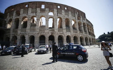 Roma, tenta di scavalcare la recinzione fuori dal Colosseo ma resta infilzato