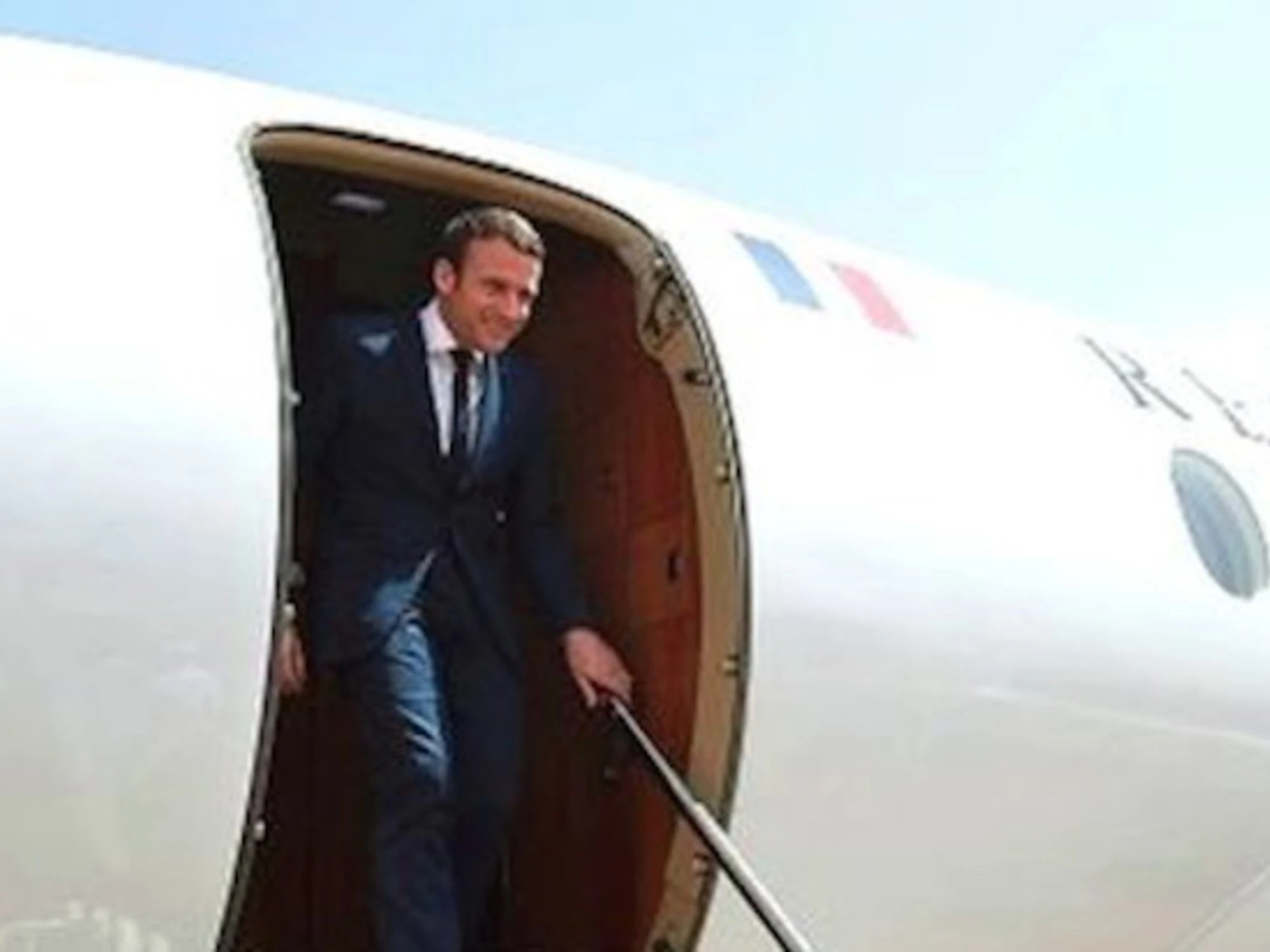 Emmanuel Macron ko sull'aereo presidenziale: "Giorgia Meloni meglio di lui"