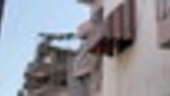 Libano, Israele bombarda Sidone, case e auto distrutte