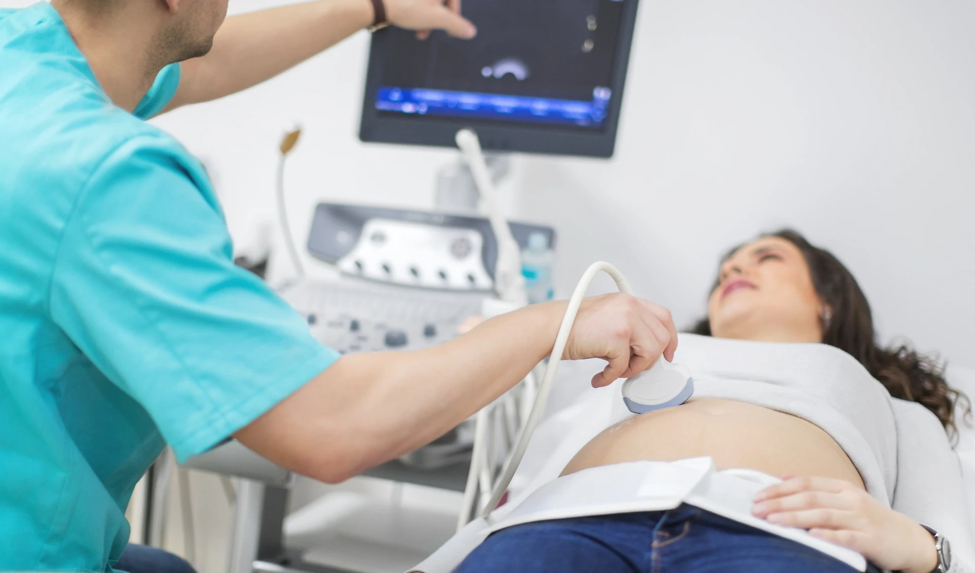 Cassazione, ribaltata l'assoluzione del ginecologo porcellone: come molestava le pazienti straniere