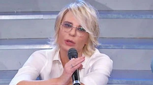 Maria De Filippi confessa ad Alessi: "A chi ho dato il mio primo bacio". Lui? Famosissimo (e insospettabile)