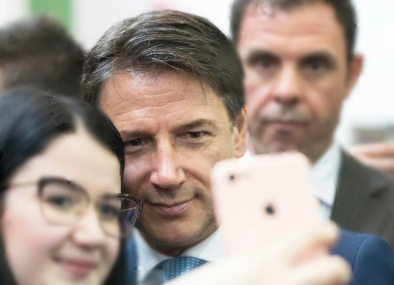 Giuseppe Conte al guinzaglio dei 5 Stelle: il gioco sporco con Di Maio