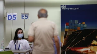Vaccino, blitz e sconcerto all'hub: "Me lo ha detto Mario Draghi", chi tira in ballo il premier