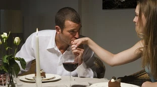 Parità dei sessi? Finisce con il conto del ristorante: la prova sul New York Times