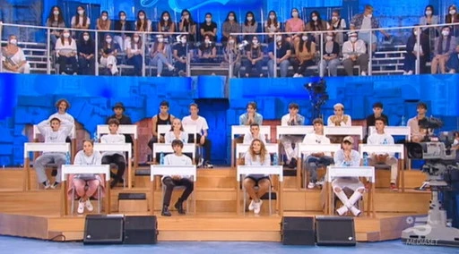 Amici, "bimbetti viziati". Maria De Filippi senza precedenti: raffica di "punizioni esemplari"