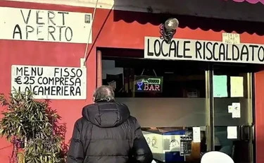Pordenone, il cartello: "Menù fisso 25 euro, cameriera compresa". È bufera