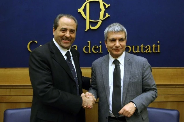 Vendola si ammanetta a Di Pietro:"Mi alleo col Pd solo se c'è l'Idv"