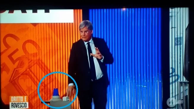 Dritto e Rovescio, Paolo Del Debbio introduce la sirena per zittire gli ospiti che danno in escandescenze