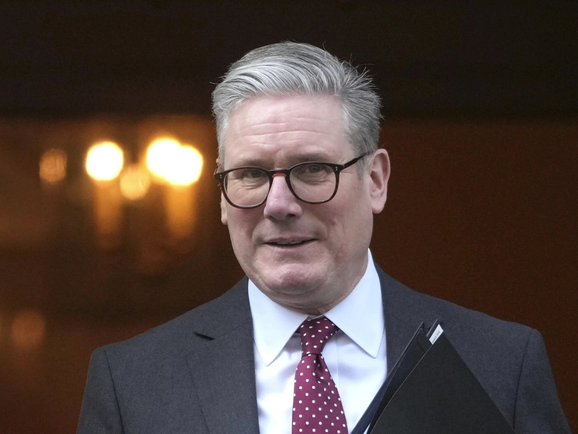 Per fermare l’ascesa record di Farage Starmer chiude la porta agli immigrati