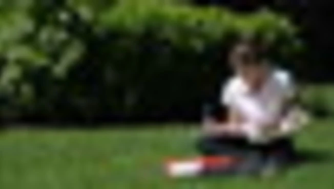 Giovani lasciano il Sud sempre prima, in aumento anche gli anziani