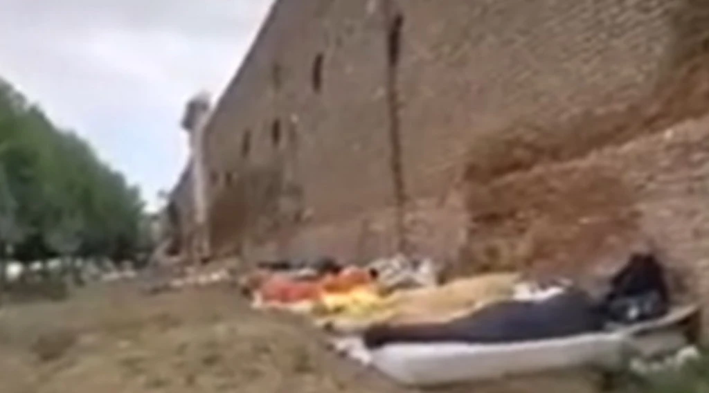 Immigrazione, Francesco Storace contro Virginia Raggi: "Questa roba in centro a Roma, una vergogna. Così ammazza la Capitale"