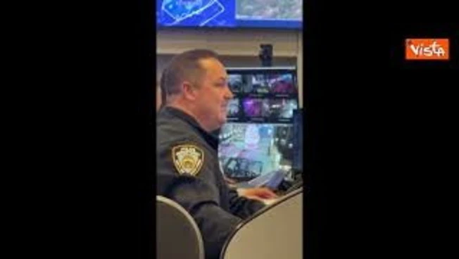 Gli agenti della Polizia di New York tracciano il viaggio di Babbo Natale sui monitor