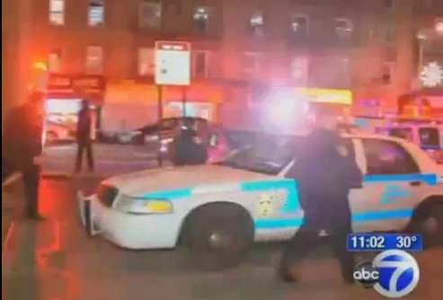 Follia a New York: spinge uomo sotto la metro