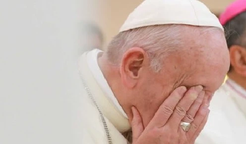 Vaticano, l'accusa pesantissima dei teologi contro il Papa: "Perché è un eretico"