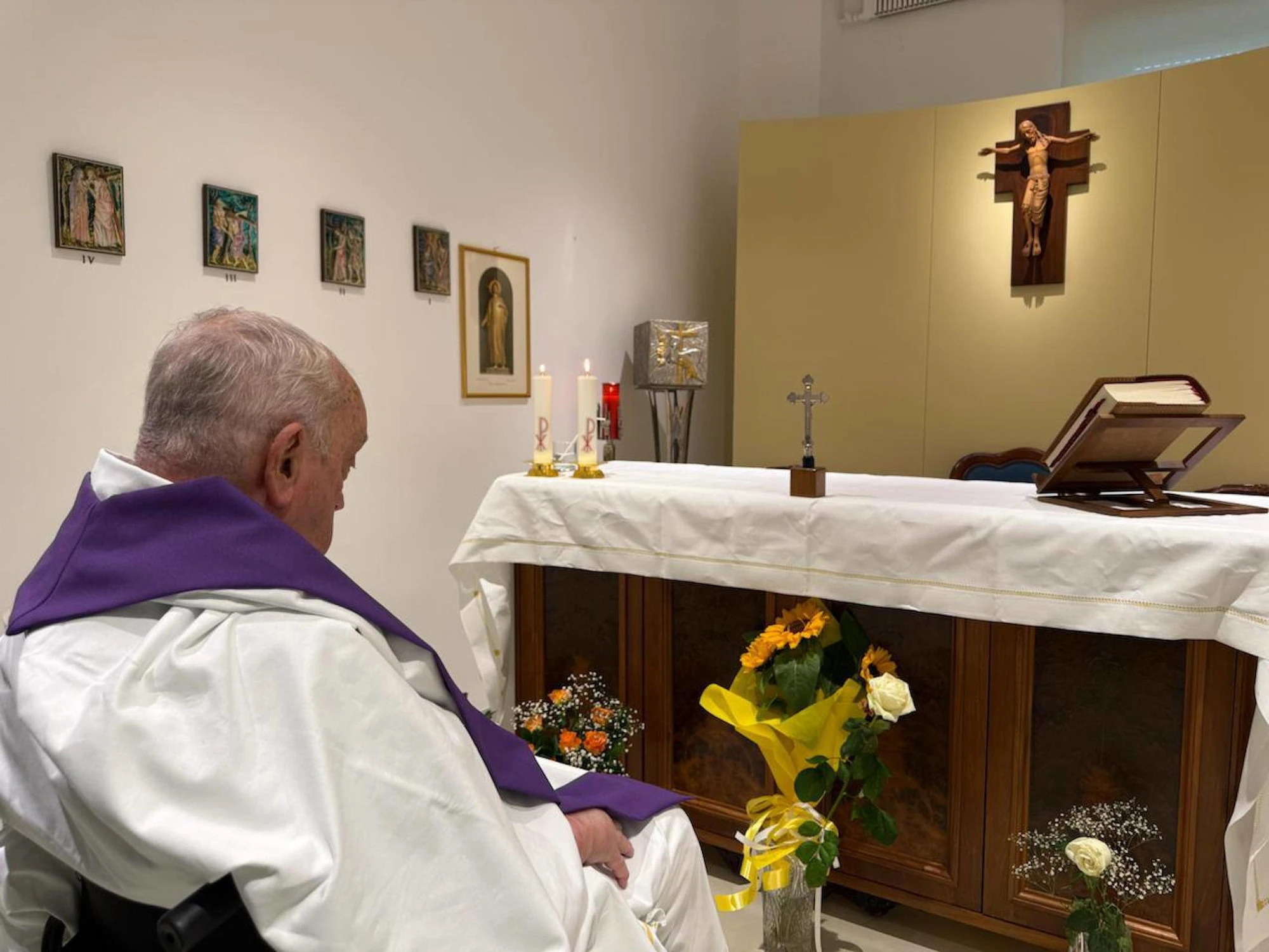 Papa Francesco, "perché ha la mano gonfia nella foto": il chiarimento