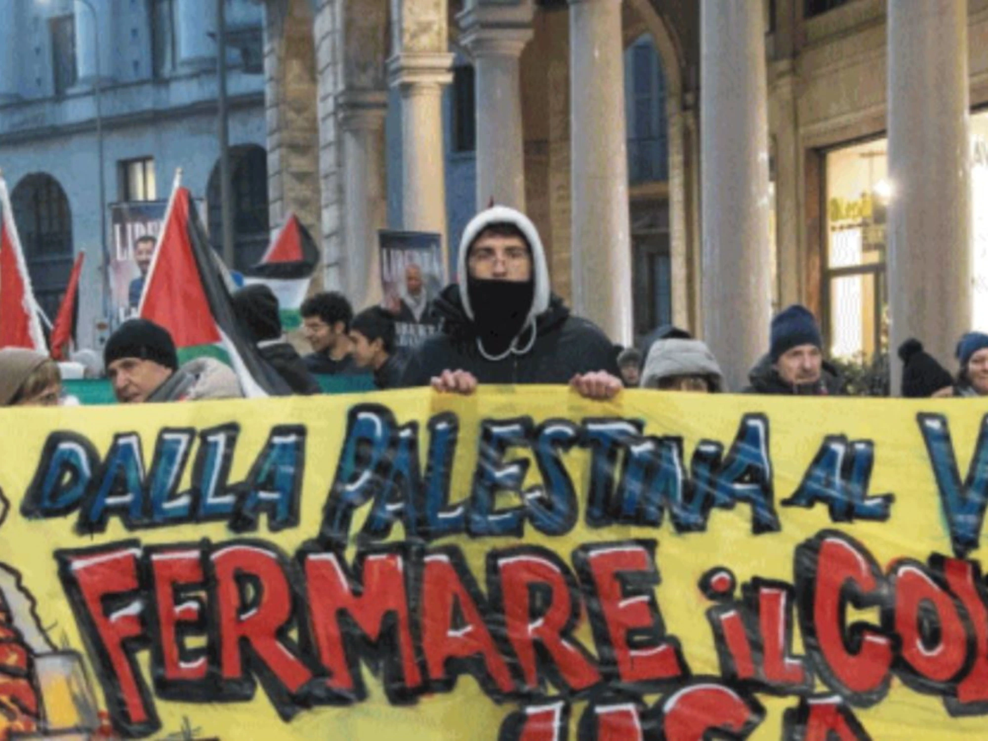 Sinistra e centri sociali sfilano per la dittatura
