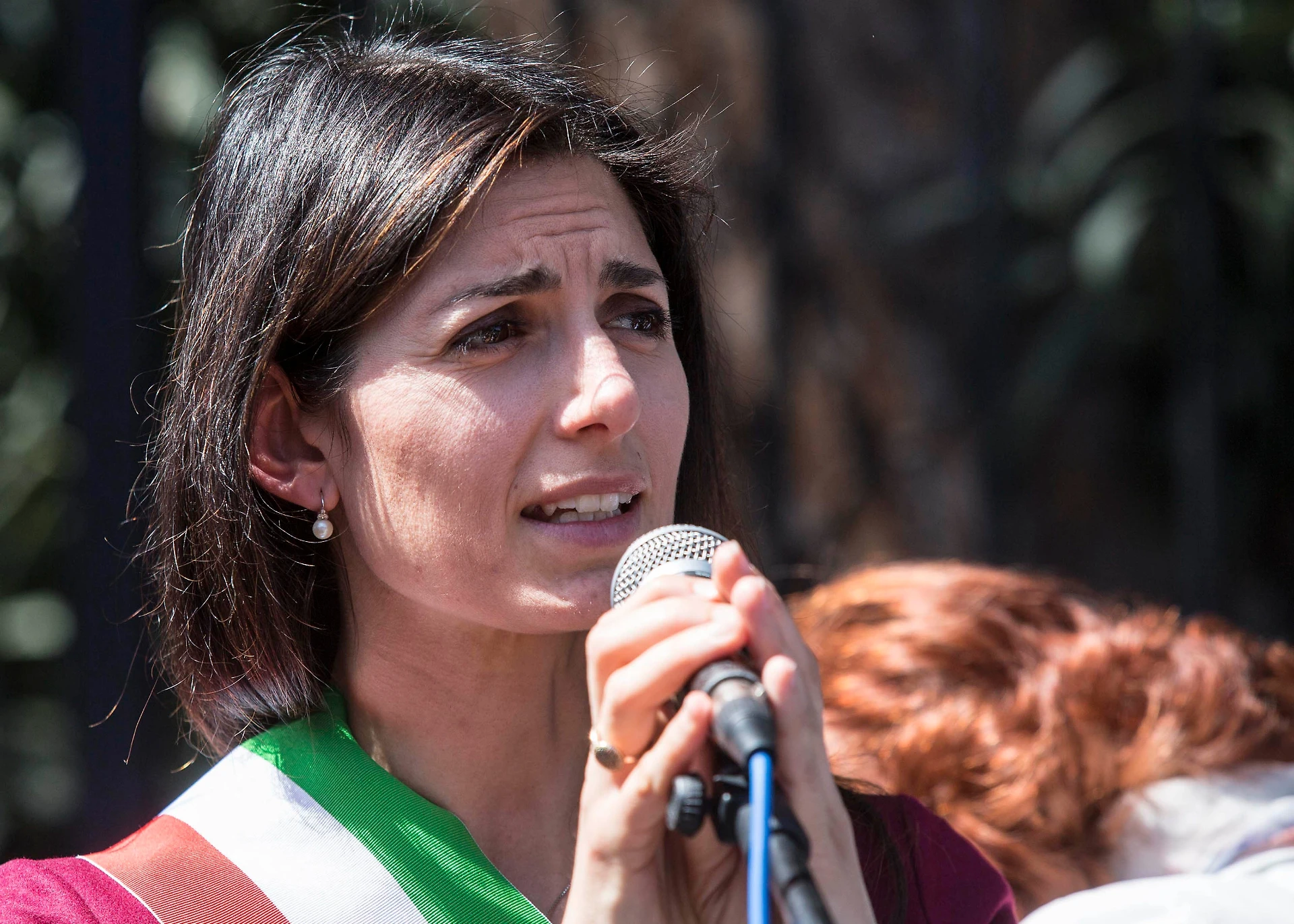 Virginia Raggi contestata a Casal Bruciato: "Buffona, una vergogna le case popolari ai rom"