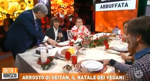 Giuseppe Cruciani a Dritto e Rovescio mangia brasato con seitan davanti alla Martani: la reazione impietosa