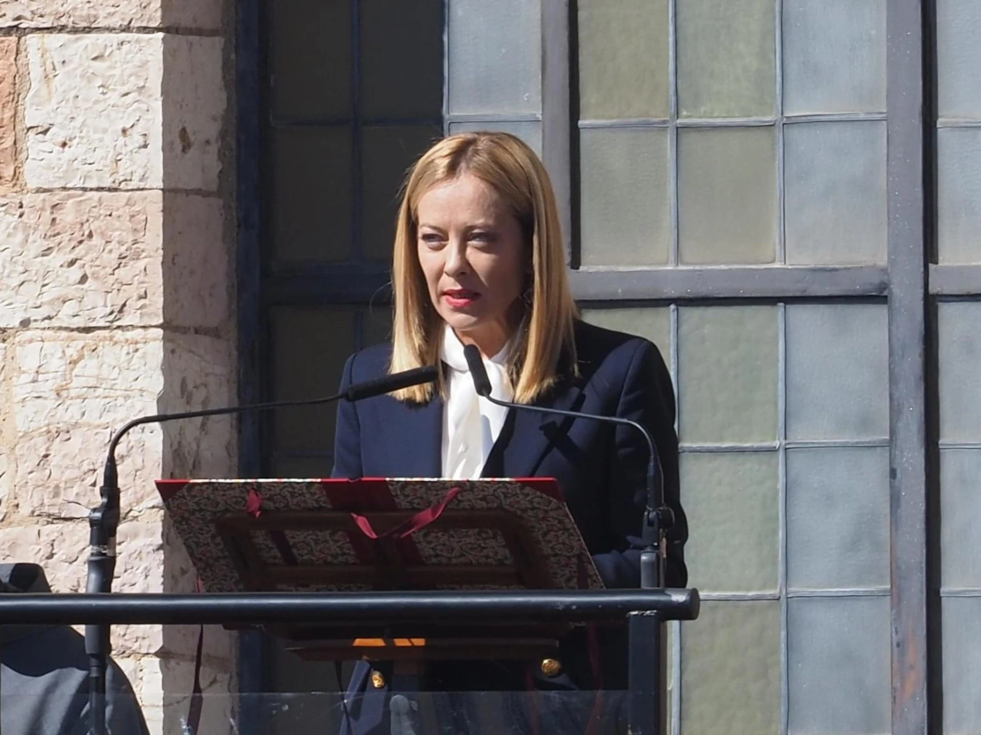 Meloni gela chi non vuole farla parlare: "Sapete cosa diceva San Francesco?"