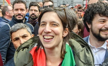 Elly Schlein irrisa dal suo popolo in piazza a Roma