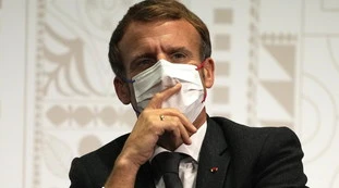 Emmanuel Macron, "dimezzato e azzoppato": crollo nei consensi, come può fregarlo Le Pen a giugno