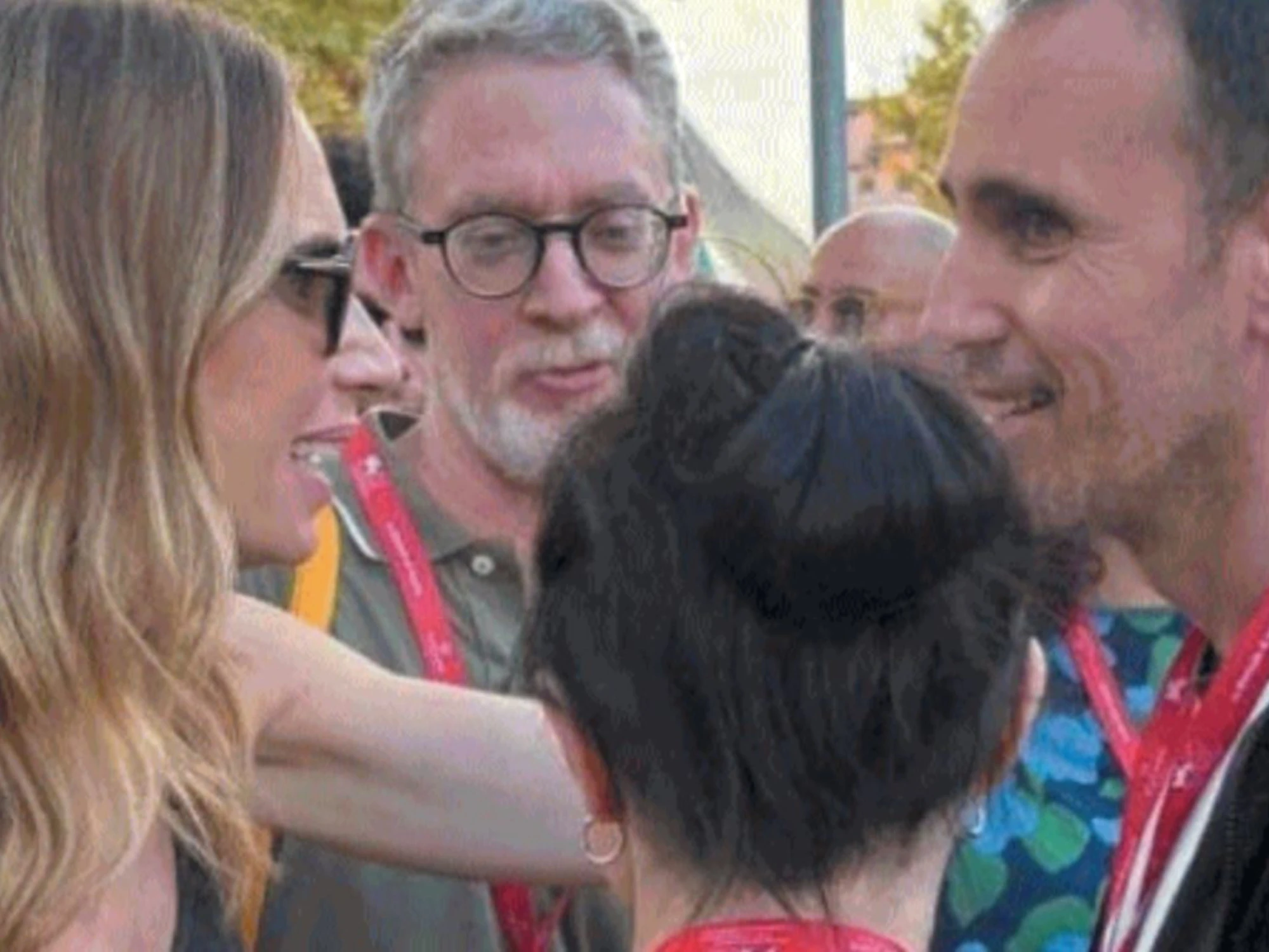 Attori, gruppettari e presunti vip: sfilano le comparse per Hamas