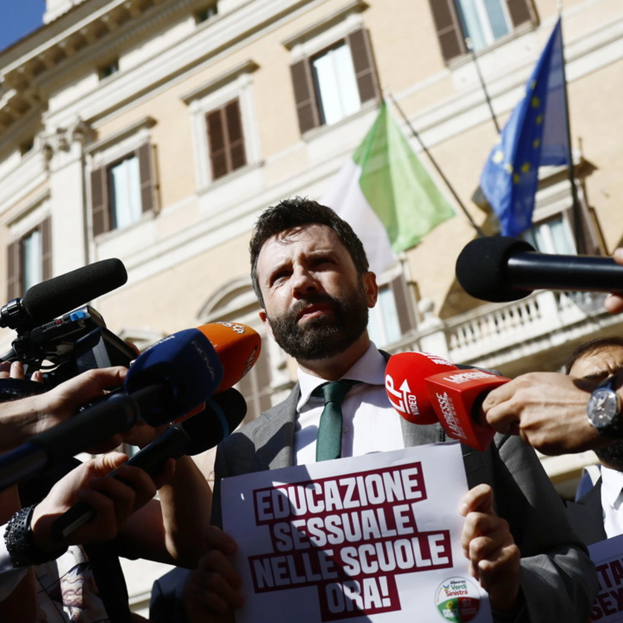 Sinistra a caccia dei voti animalisti: 3 giorni di permesso se muoiono cane e gatto