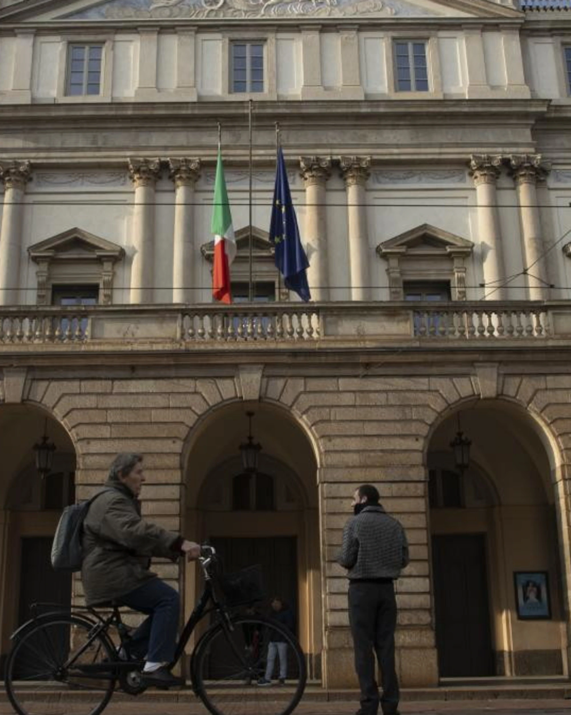 Milano, cafoni al bando: la Scala reintroduce il codice d'abbigliamento