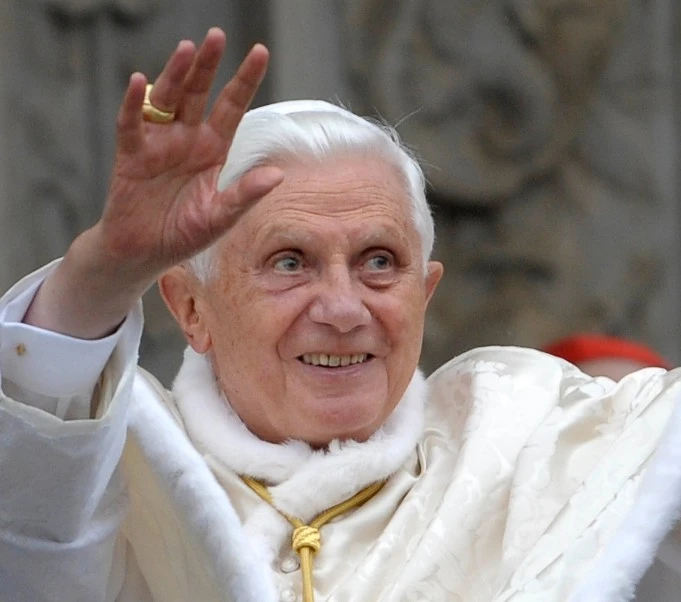 Papa Ratzinger, il manifesto pro-Matteo Salvini. Socci: uno schiaffo a Bergoglio e alla sinistra