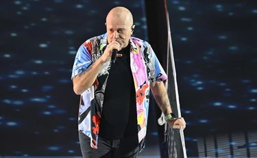 Max Pezzali seduce i compagni