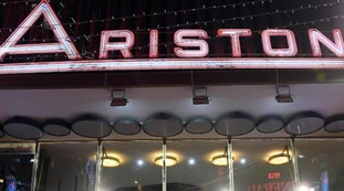 Sanremo 2021, grande folla in città in attesa della finale: il cavillo con cui è stato aggirato il Dpcm