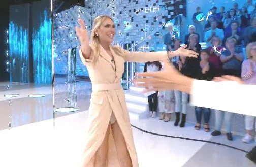 Verissimo, incidente sexy per Ilary Blasi: spacco estremo, corre verso Silvia Toffanin e resta in slip...