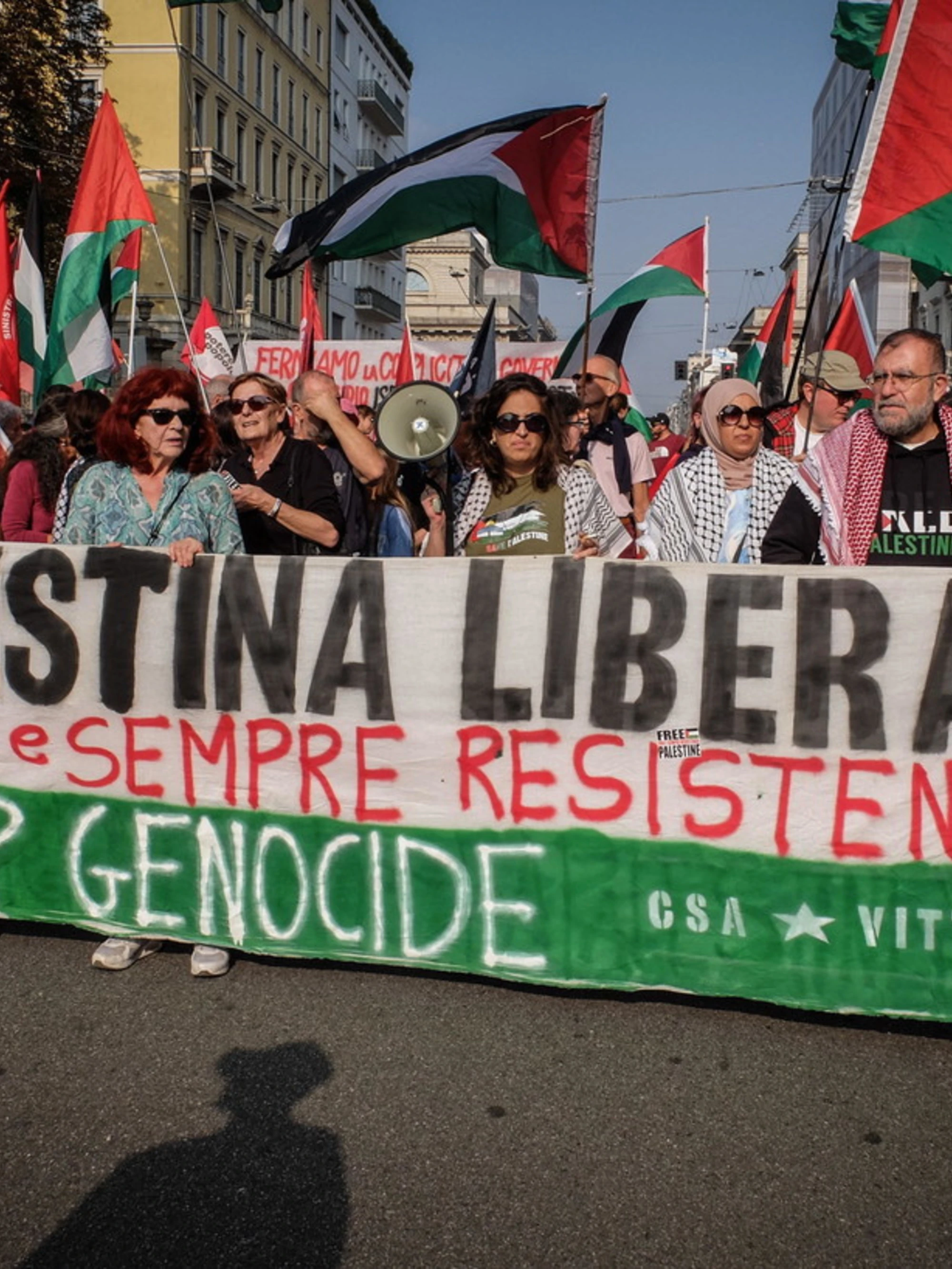 Pro-Pal, orrore in corteo a Milano: "Gli stupri? Mai avvenuti"