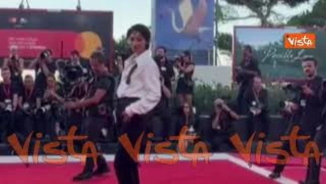 Venezia 83, Valentina Cabassi sfila sul red carpet con look maschile e papillon di strass
