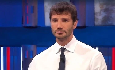 Stefano De Martino, auto vandalizzata: incisi sulla portiera dei simboli misteriosi