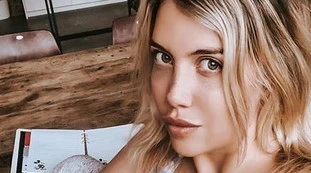 Wanda Nara in canottiera a casa: troppo piccola, il seno sguscia di lato. Se n'è accorta?