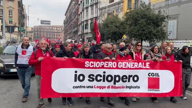In diecimila in piazza a Napoli al corteo Cgil contro la manovra