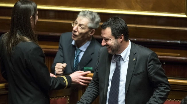 "Fatelo ma senza di me". Bossi ha scelto: per Salvini cambia tutto