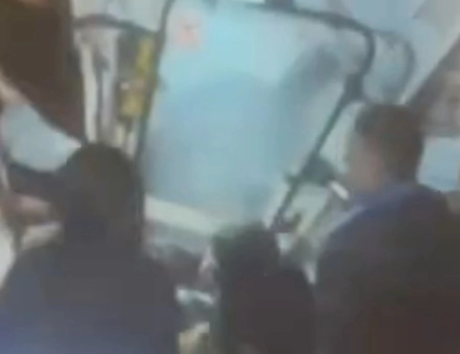 Napoli, papà difende le figlie da una banda di ragazzini: picchiato e poi investito da un camion