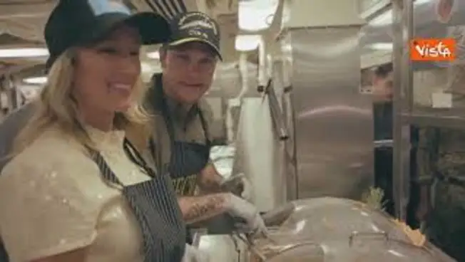 Leggi l'articolo: Segretario alla guerra Pete Hegseth con la moglie serve la cena del Ringraziamento alle truppe Usa