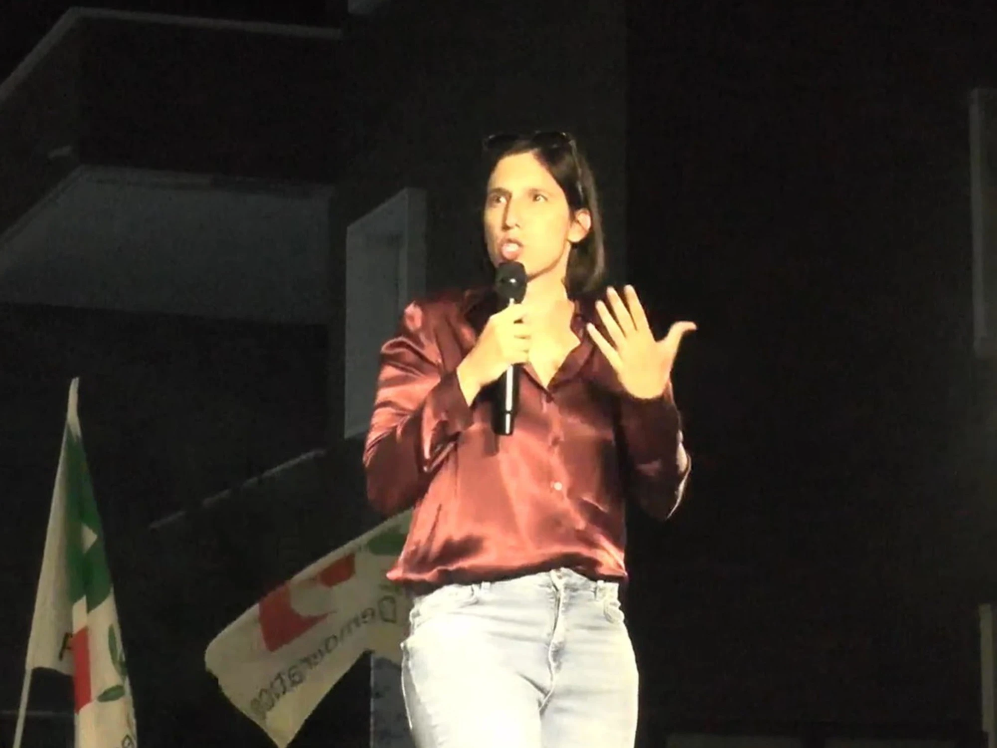 Elly Schlein surreale: "Noi condanniamo i teppisti, ma Meloni condanni Netanyahu"