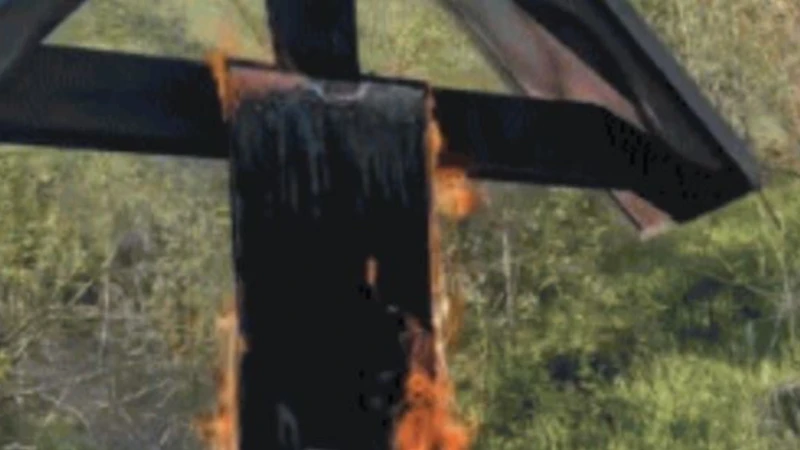 Rabbia e mobilitazione per ricostruire il crocifisso bruciato