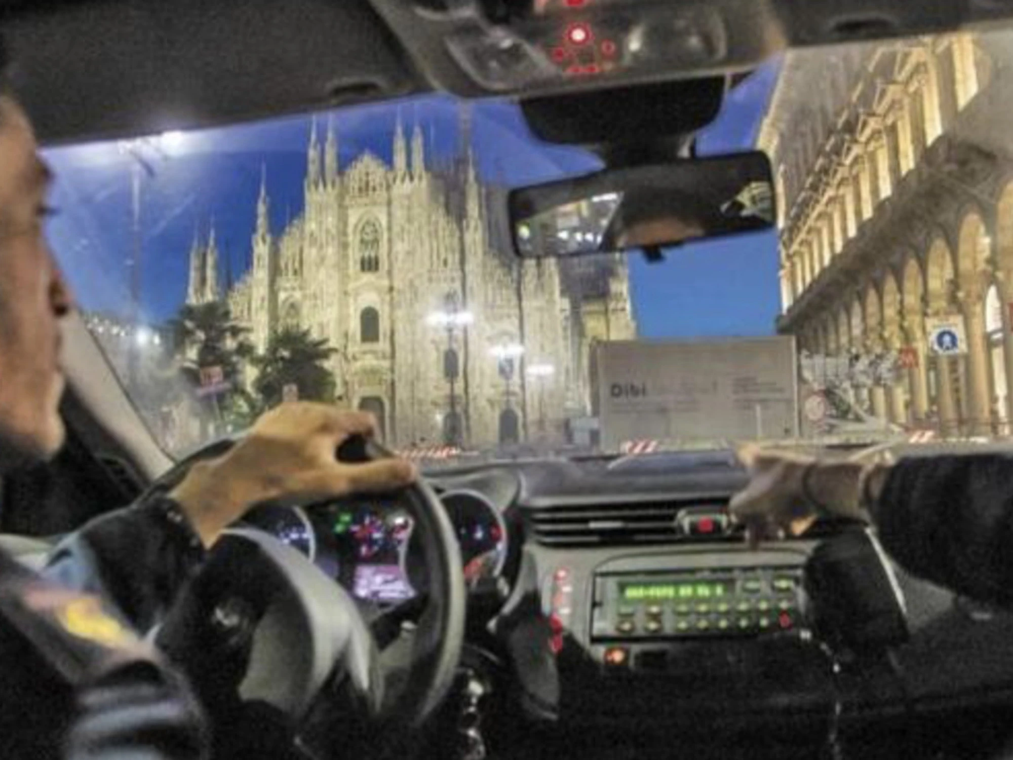 Milano, fugge all'alt e vuole investire gli agenti: toh, dove lo beccano