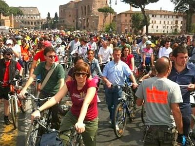 A Roma "veni, vidi, bici". Ciclisti affollano i Fori Imperiali per la sicurezza