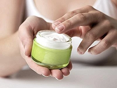 Più sicuri sotto il sole con il nuovo regolamento europeo sui cosmetici